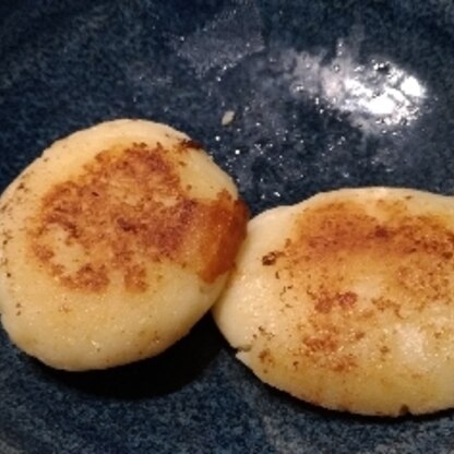 じゃが二個使って、いももち四個できました～カリモチでおいしかったです。良いお酒のつまみ。